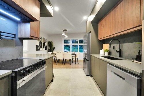 4916 Norquay Drive Nw, Calgary, AB - Indoor Photo Showing Kitchen