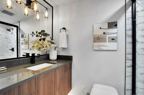 4916 Norquay Drive Nw, Calgary, AB - Indoor Photo Showing Bathroom
