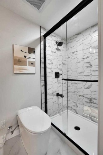 4916 Norquay Drive Nw, Calgary, AB - Indoor Photo Showing Bathroom