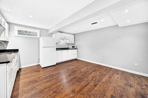 8 Hawkfield Crescent Nw, Calgary, AB - Indoor Photo Showing Kitchen