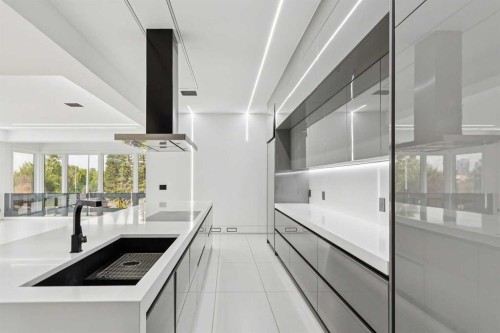 1104 Drury Avenue Ne, Calgary, AB - Indoor Photo Showing Kitchen