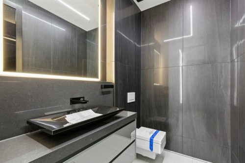 1104 Drury Avenue Ne, Calgary, AB - Indoor Photo Showing Bathroom