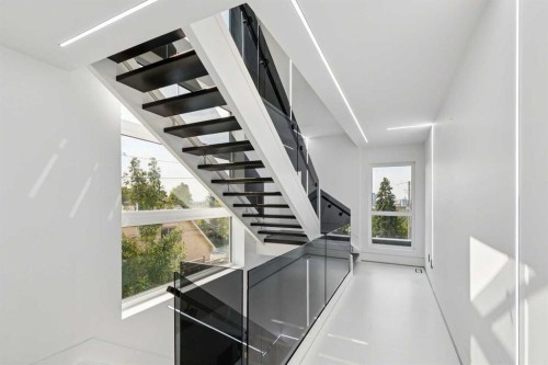 1104 Drury Avenue Ne, Calgary, AB - Indoor Photo Showing Other Room