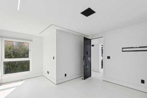 1104 Drury Avenue Ne, Calgary, AB - Indoor Photo Showing Other Room