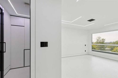 1104 Drury Avenue Ne, Calgary, AB - Indoor Photo Showing Other Room