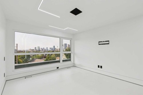 1104 Drury Avenue Ne, Calgary, AB - Indoor Photo Showing Other Room