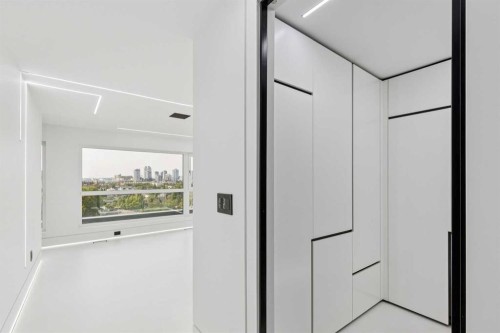 1104 Drury Avenue Ne, Calgary, AB - Indoor Photo Showing Other Room