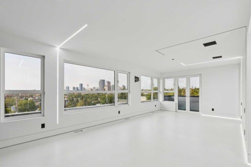1104 Drury Avenue Ne, Calgary, AB - Indoor Photo Showing Other Room