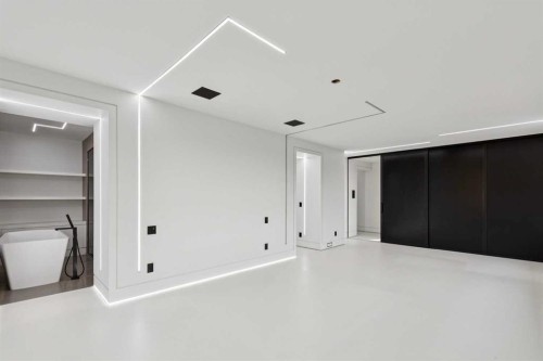 1104 Drury Avenue Ne, Calgary, AB - Indoor Photo Showing Other Room
