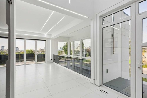 1104 Drury Avenue Ne, Calgary, AB - Indoor Photo Showing Other Room