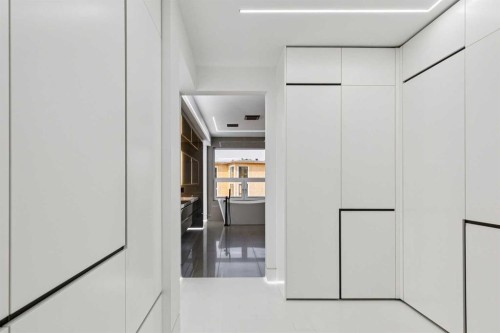 1104 Drury Avenue Ne, Calgary, AB - Indoor Photo Showing Other Room