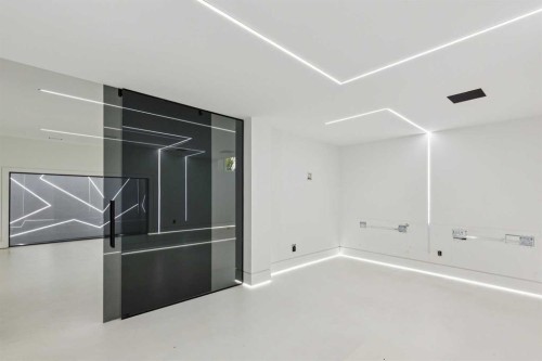 1104 Drury Avenue Ne, Calgary, AB - Indoor Photo Showing Other Room