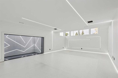 1104 Drury Avenue Ne, Calgary, AB - Indoor Photo Showing Other Room