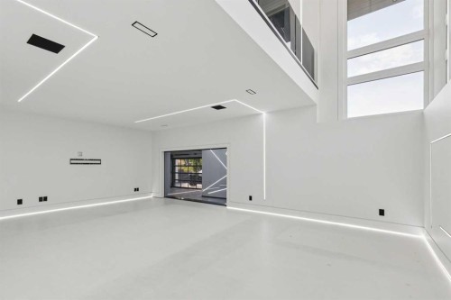 1104 Drury Avenue Ne, Calgary, AB - Indoor Photo Showing Other Room