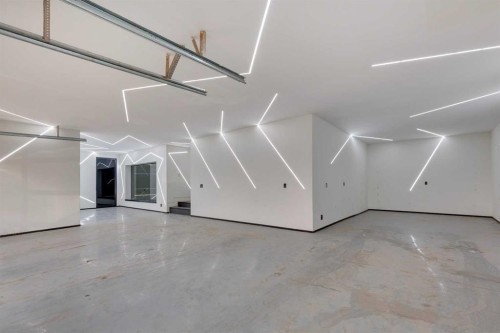 1104 Drury Avenue Ne, Calgary, AB - Indoor Photo Showing Garage