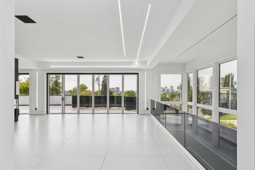 1104 Drury Avenue Ne, Calgary, AB - Indoor Photo Showing Other Room
