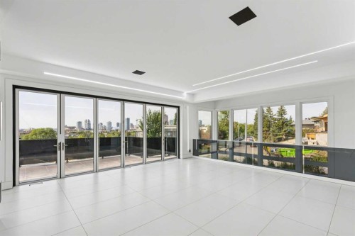1104 Drury Avenue Ne, Calgary, AB - Indoor Photo Showing Other Room