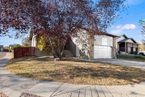 48 Castleglen Court Ne, Calgary, AB - Outdoor