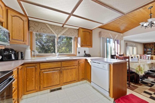 48 Castleglen Court Ne, Calgary, AB - Indoor Photo Showing Kitchen