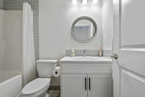 100 Cranbrook Gardens West, Calgary, AB - Indoor Photo Showing Bathroom