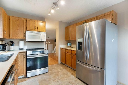 127 Shawinigan Drive Sw, Calgary, AB - Indoor Photo Showing Kitchen