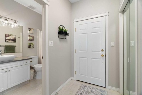 1301-7451 Springbank Boulevard Sw, Calgary, AB - Indoor Photo Showing Bathroom