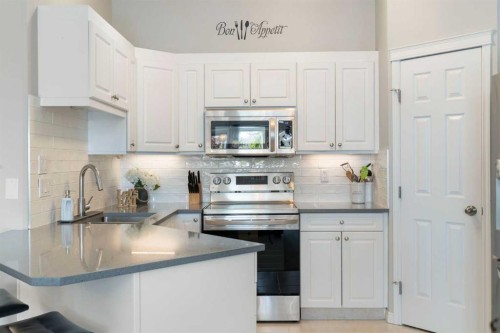 1301-7451 Springbank Boulevard Sw, Calgary, AB - Indoor Photo Showing Kitchen