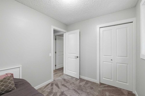 327 Lynnview Way Se, Calgary, AB 