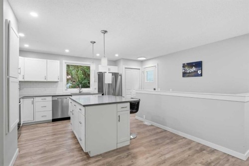 327 Lynnview Way Se, Calgary, AB 