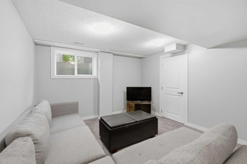 327 Lynnview Way Se, Calgary, AB 