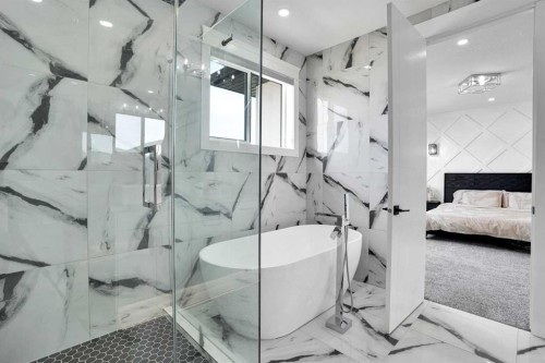 4508 87 Avenue Ne, Calgary, AB - Indoor Photo Showing Bathroom