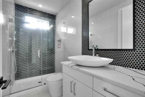 4508 87 Avenue Ne, Calgary, AB - Indoor Photo Showing Bathroom