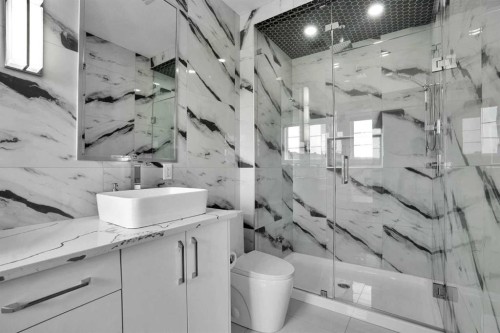 4508 87 Avenue Ne, Calgary, AB - Indoor Photo Showing Bathroom