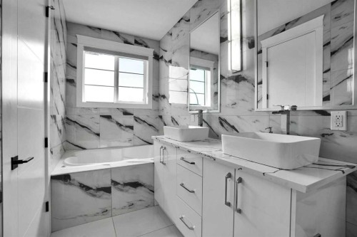 4508 87 Avenue Ne, Calgary, AB - Indoor Photo Showing Kitchen