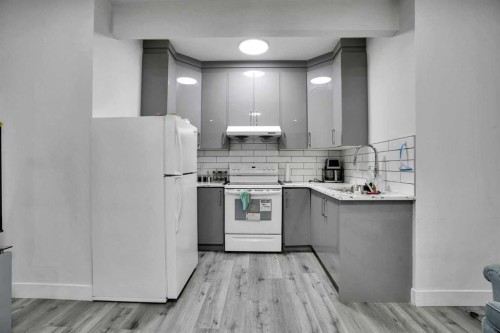 4508 87 Avenue Ne, Calgary, AB - Indoor Photo Showing Kitchen