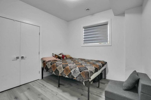 4508 87 Avenue Ne, Calgary, AB - Indoor Photo Showing Bedroom