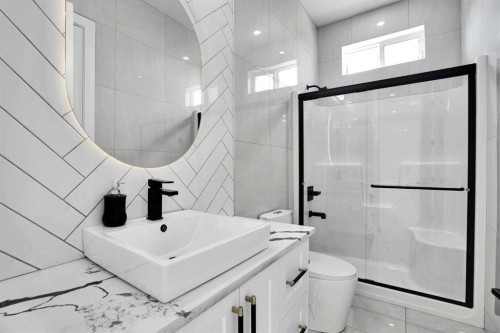 4508 87 Avenue Ne, Calgary, AB - Indoor Photo Showing Bathroom