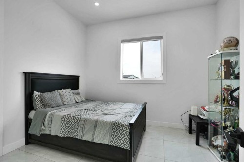 4508 87 Avenue Ne, Calgary, AB - Indoor Photo Showing Bedroom
