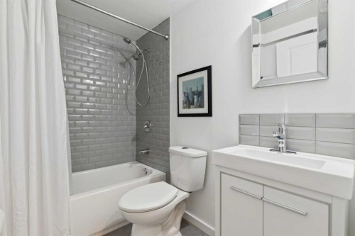 246 Mahogany Heights Se, Calgary, AB - Indoor Photo Showing Bathroom