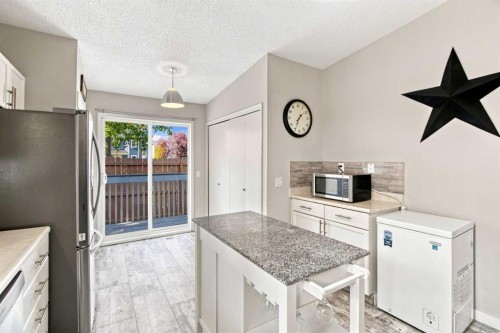 75 Lincoln Manor East, Calgary, AB - Indoor Photo Showing Kitchen
