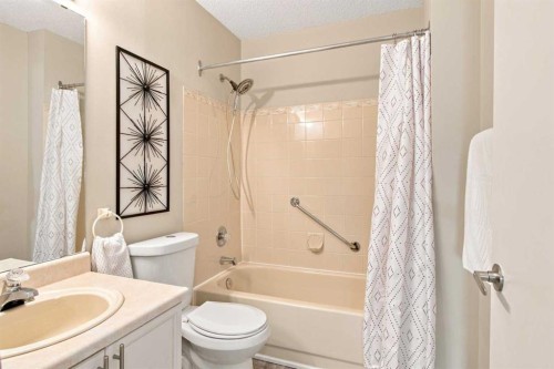 75 Lincoln Manor East, Calgary, AB - Indoor Photo Showing Bathroom
