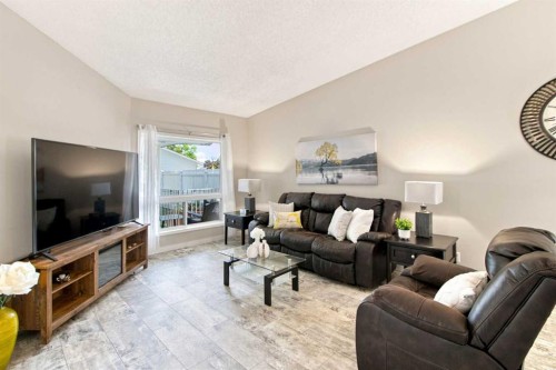 75 Lincoln Manor East, Calgary, AB - Indoor Photo Showing Living Room