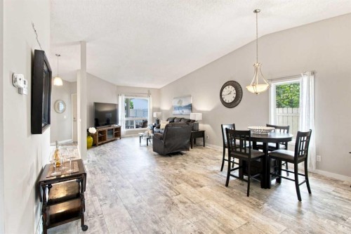 75 Lincoln Manor East, Calgary, AB - Indoor