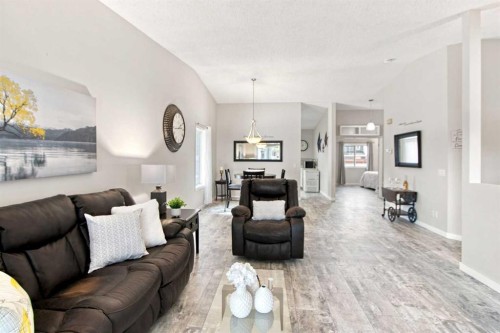 75 Lincoln Manor East, Calgary, AB - Indoor Photo Showing Living Room