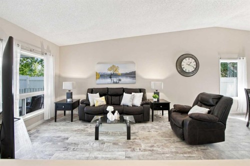 75 Lincoln Manor East, Calgary, AB - Indoor Photo Showing Living Room