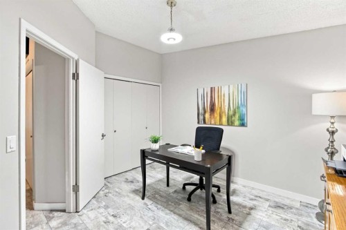 75 Lincoln Manor East, Calgary, AB - Indoor Photo Showing Office