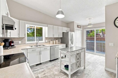 75 Lincoln Manor East, Calgary, AB - Indoor Photo Showing Kitchen With Double Sink
