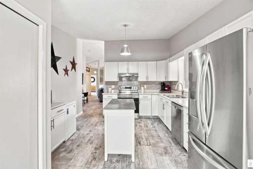 75 Lincoln Manor East, Calgary, AB - Indoor Photo Showing Kitchen With Double Sink