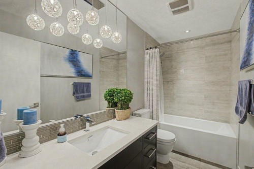 1355 Colgrove Avenue Ne, Calgary, AB - Indoor Photo Showing Bathroom
