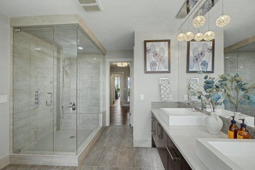 1355 Colgrove Avenue Ne, Calgary, AB - Indoor Photo Showing Bathroom